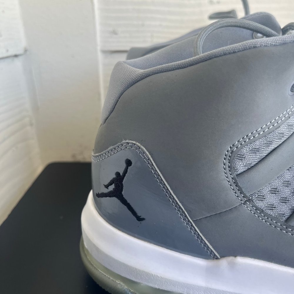 Jordan Men's Aura Cool Grey Shoes Sneakers Size 9.5 Style AQ9084-010 - Picture 4 of 14